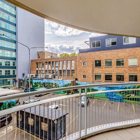 Dana-Spacious Private Room In Shared 2-Bedroom Apartment-1 Canberra Bagian luar foto