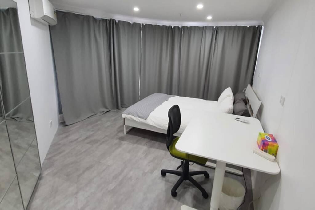 Dana-Spacious Private Room In Shared 2-Bedroom Apartment-1 Canberra Bagian luar foto