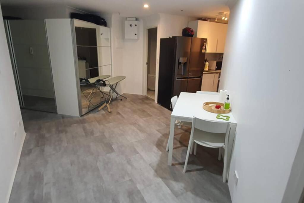Dana-Spacious Private Room In Shared 2-Bedroom Apartment-1 Canberra Bagian luar foto
