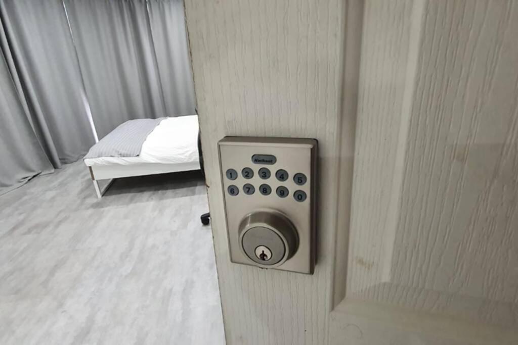 Dana-Spacious Private Room In Shared 2-Bedroom Apartment-1 Canberra Bagian luar foto