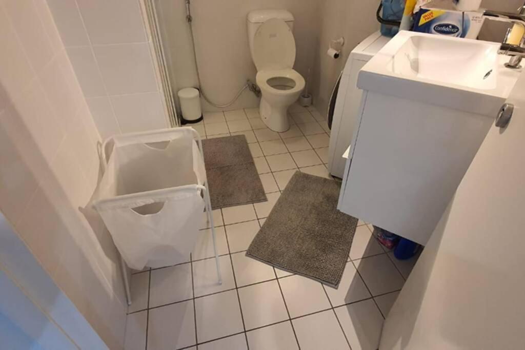 Dana-Spacious Private Room In Shared 2-Bedroom Apartment-1 Canberra Bagian luar foto