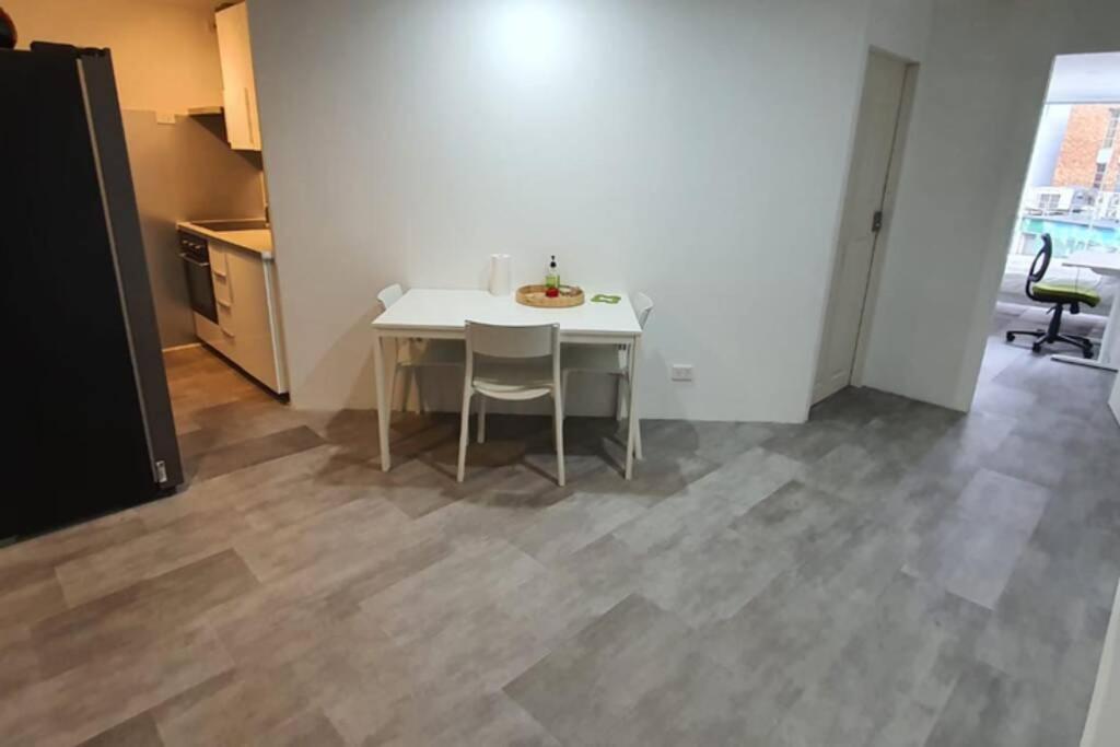 Dana-Spacious Private Room In Shared 2-Bedroom Apartment-1 Canberra Bagian luar foto
