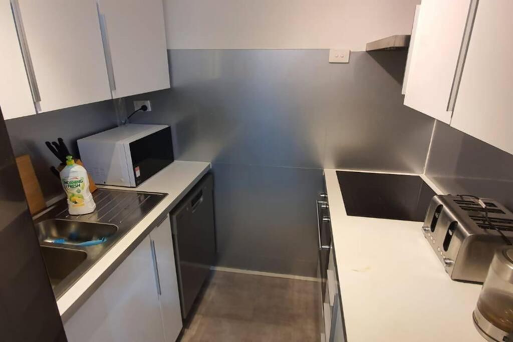 Dana-Spacious Private Room In Shared 2-Bedroom Apartment-1 Canberra Bagian luar foto